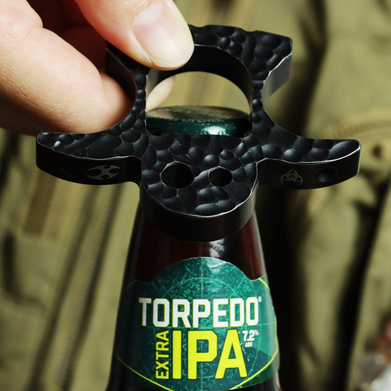 Kansept EDC Flaschenöffner Geist C009A2 Bottle Opener – Blackwash Titanium with Orange Peel Pattern Andreas Goltz Designed| Outdoor EDC Gear